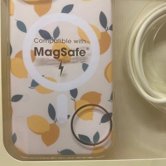 iPhone 15 slim case with charging cord - Picture 4 of 4